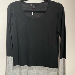 Carre Noir Women's Black and Gray Colorblock Sweater small